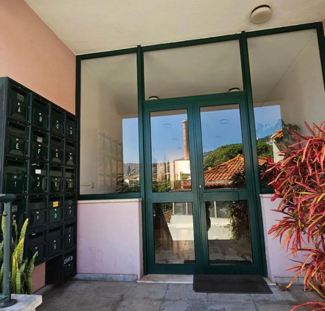 Garden And Seaview Apartment - Free Parking 푼샬 0*,  포르투갈